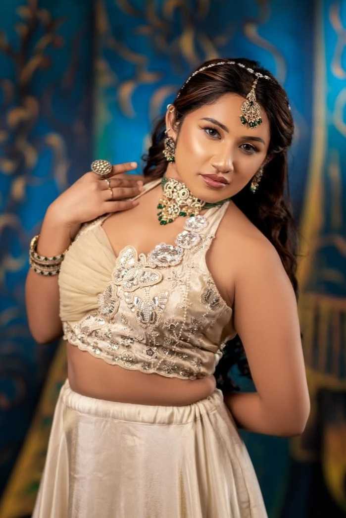 एक टैप में Brianna Brown न्यूड बनाएँ
