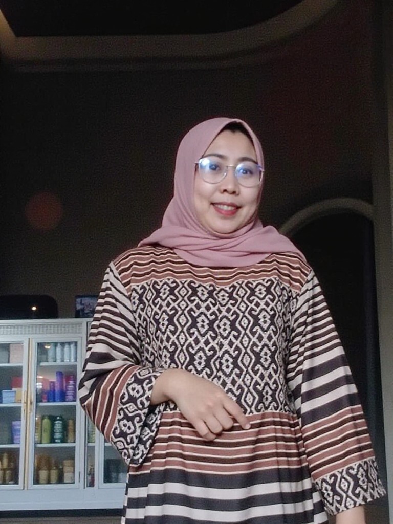 casual female portrait in Gucci beige jacket(remix) image