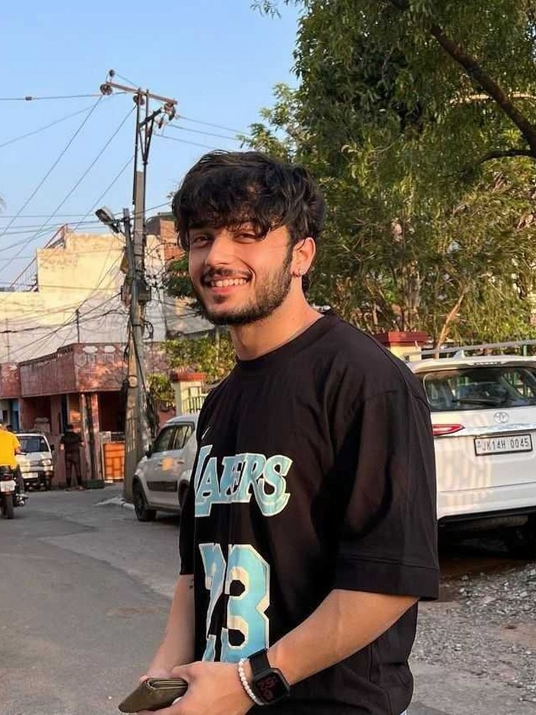 French kiss with sexy girlfriend image