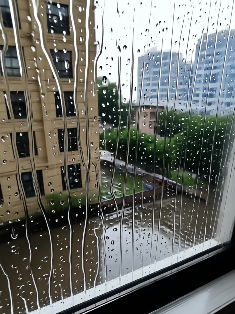 霧と雨の雰囲気を加えた橋
