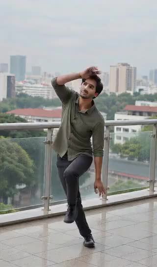 Squat-to-Kick Dance image