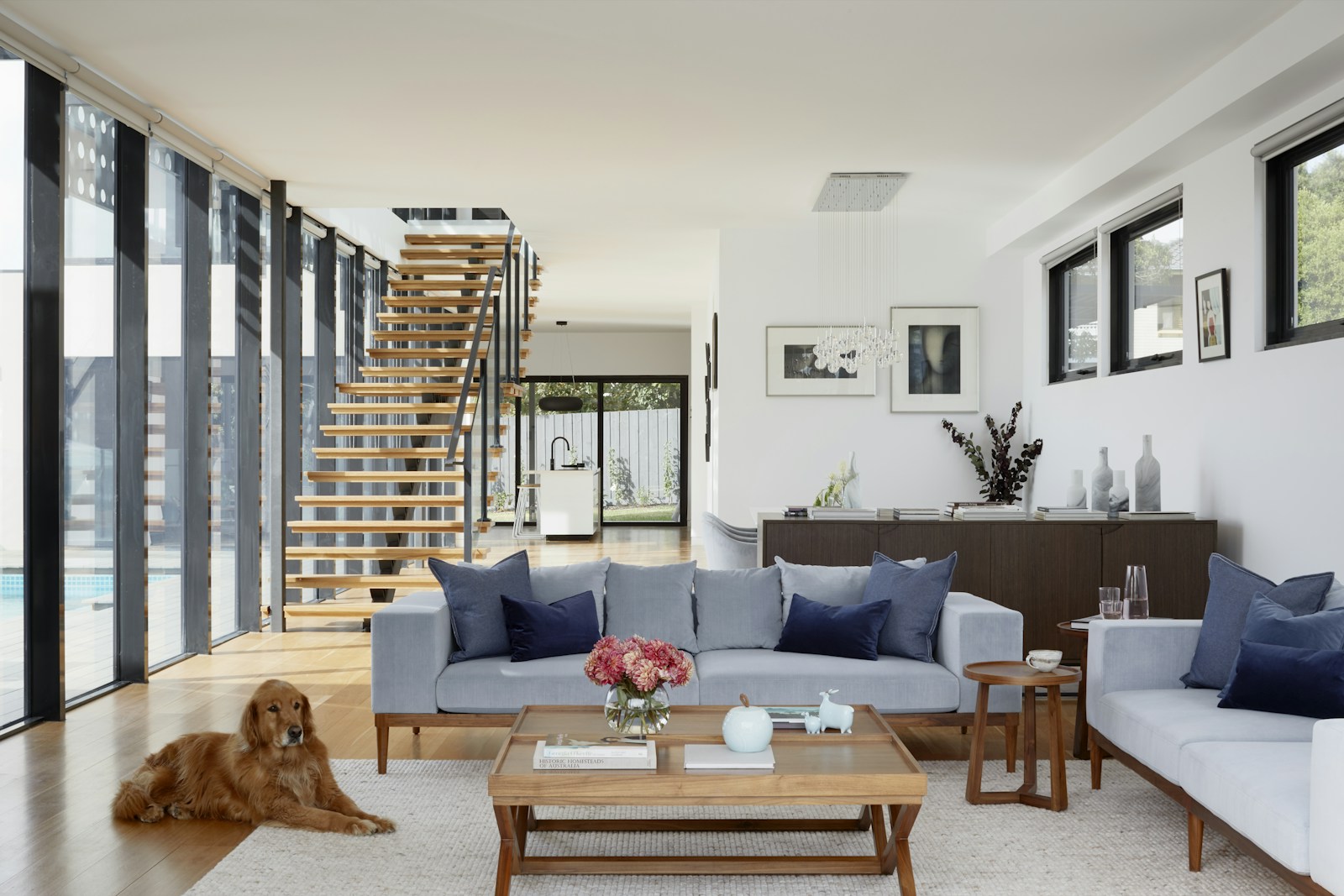 Interior de apartamento ilustrativo con grandes ventanales